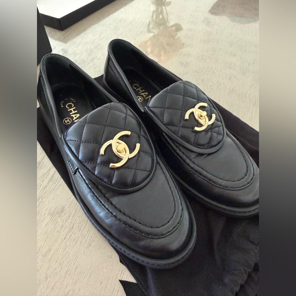 CHANEL Interlocking CC Logo Moccasins Loafers Black 38.5 Worn Once - Picture 3 of 16